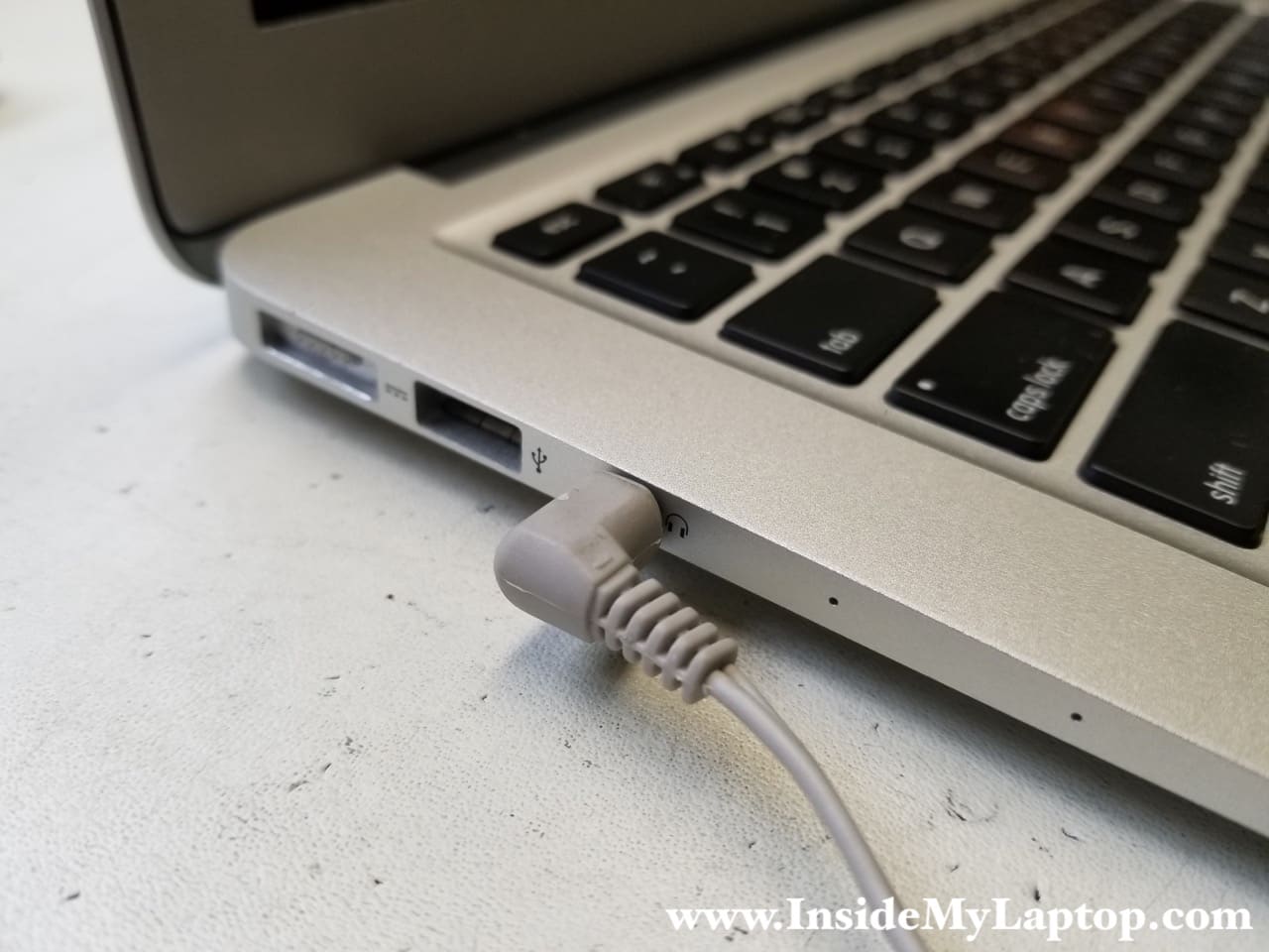 Check Physical Connections: Ensure that the headphone jack is securely plugged into the MacBook Air.
Inspect Headphone Cable: Examine the headphone cable for any signs of damage or fraying.