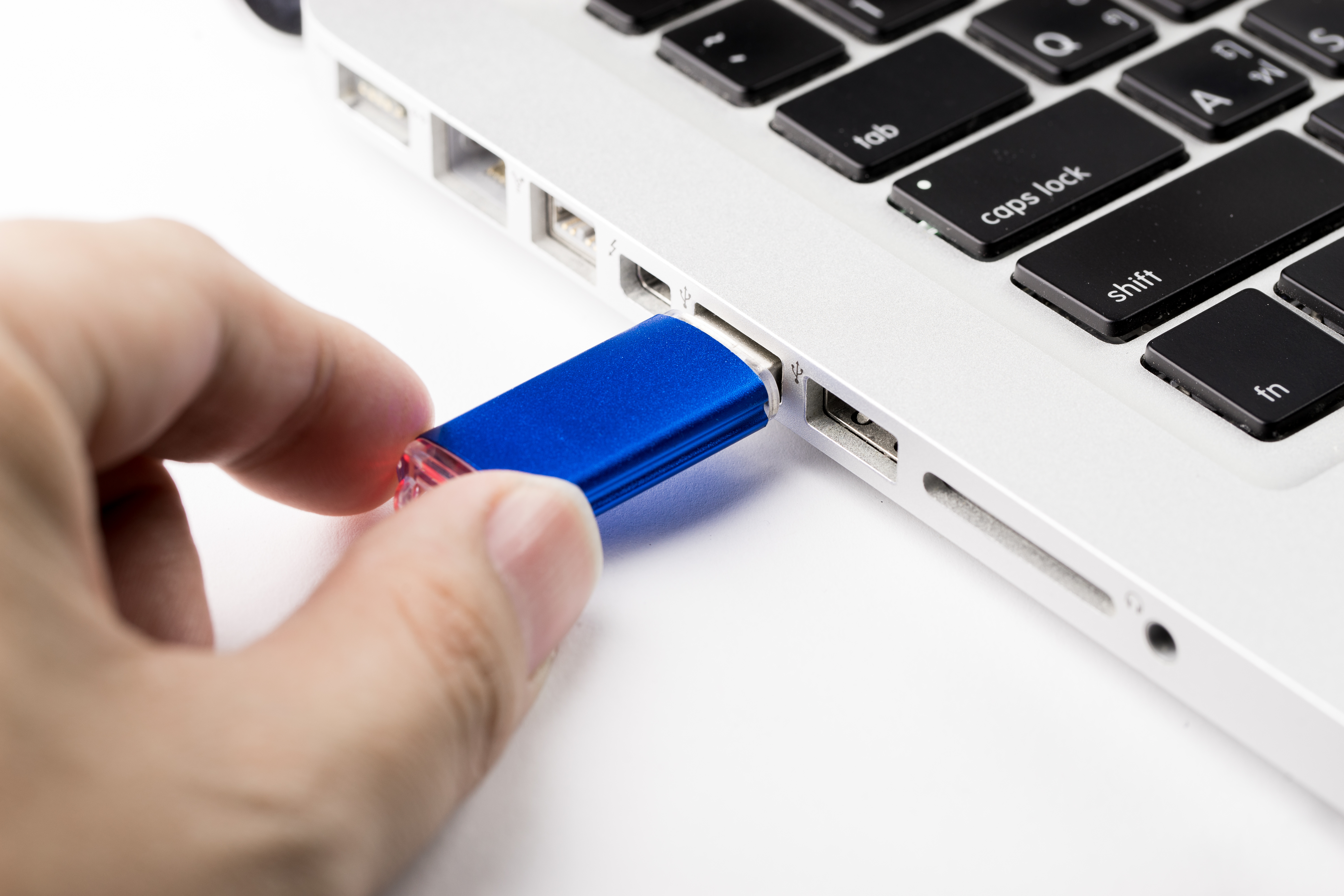 Insert the flash drive into a USB port on your computer.
Ensure that the computer recognizes the drive.