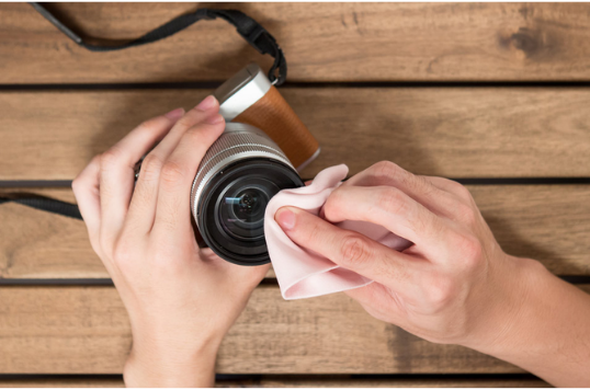 Inspect the lens for any dirt, smudges, or obstructions that may affect autofocus accuracy.
Clean the lens using a microfiber cloth or lens cleaning solution if necessary.