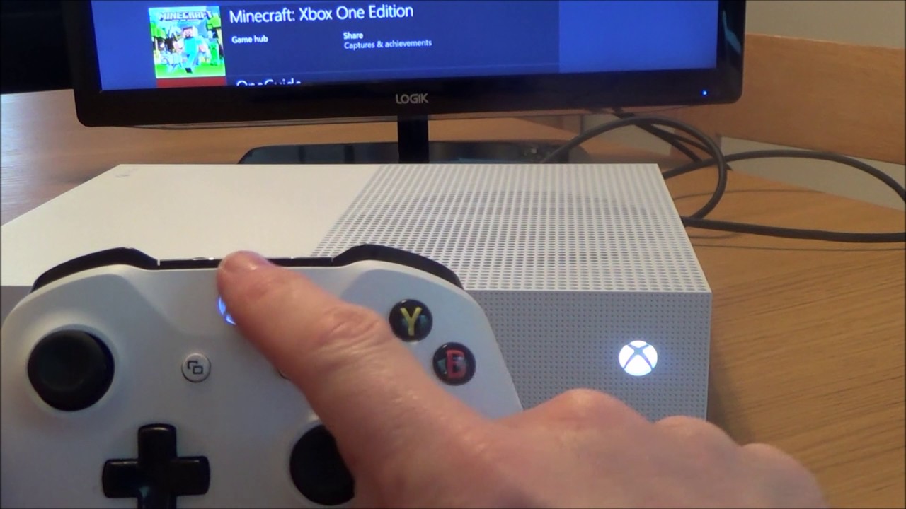 Method 1: Re-Sync with the Xbox One Console
Turn on your Xbox One console and your controller.